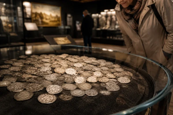 Skarb z Bukowca Wielkiego trafia do muzeum. 162 srebrne monety z XVII wieku zobaczymy podczas Nocy Muzeów
