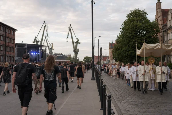 Alt obrazka: Publiczność na festiwalu metalowym podczas wieczornego koncertu