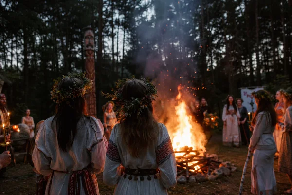 Wiosenny obrzęd przy ognisku inspirowany słowiańską tradycją